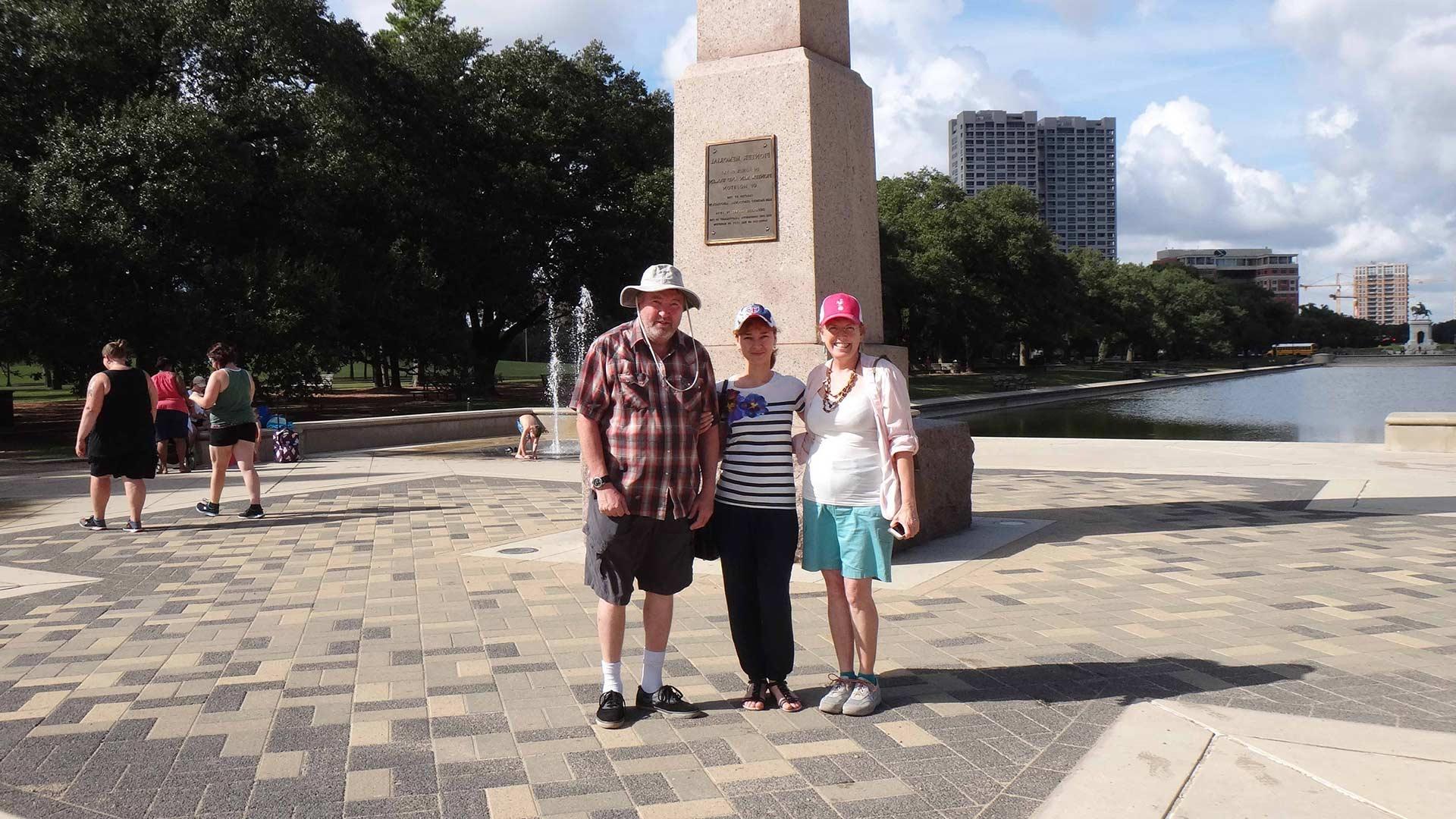 Three smiling people pose for a photo together 在休斯顿.