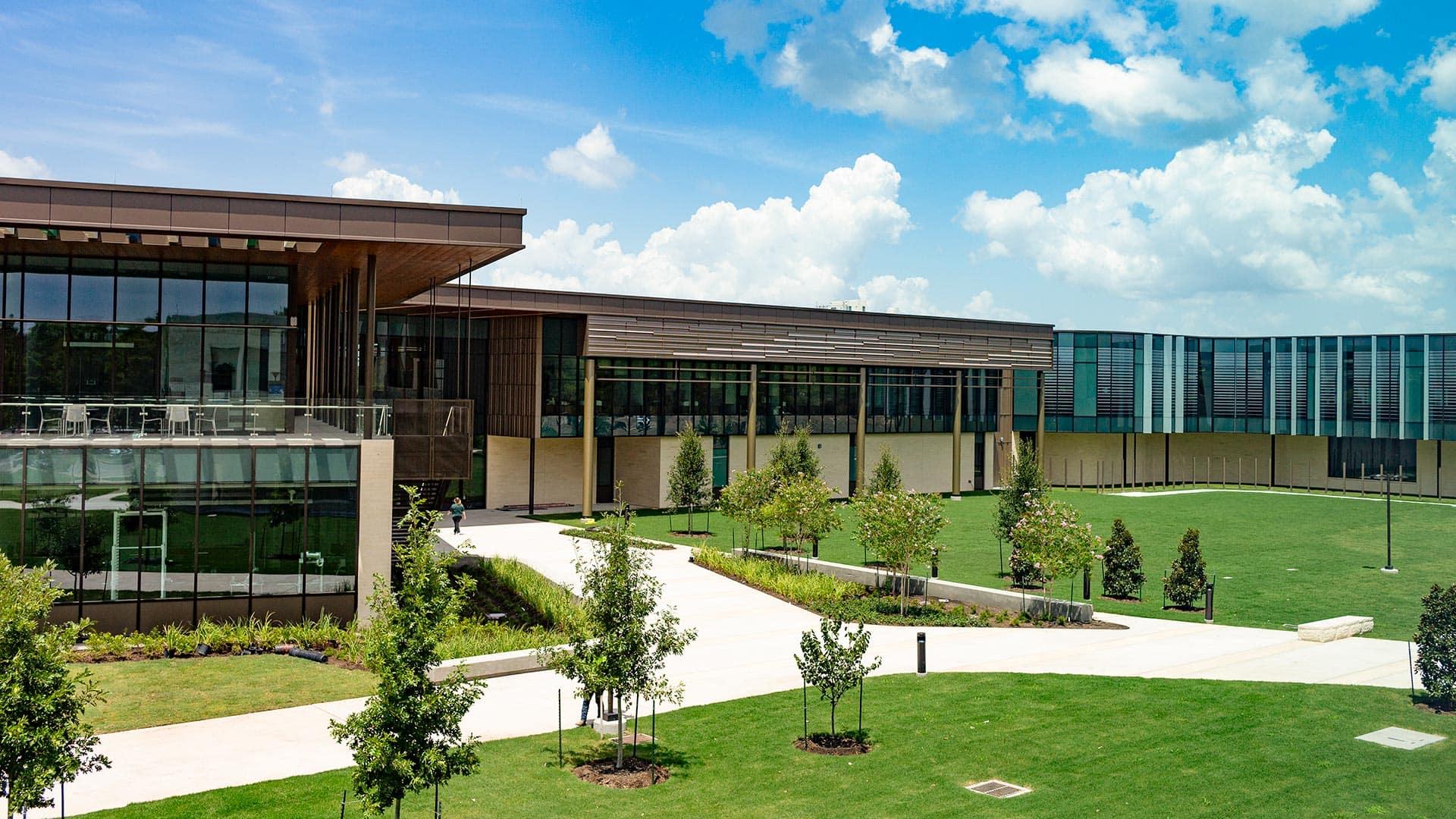 The UHCL Recreation and 健康 Center with green lawns